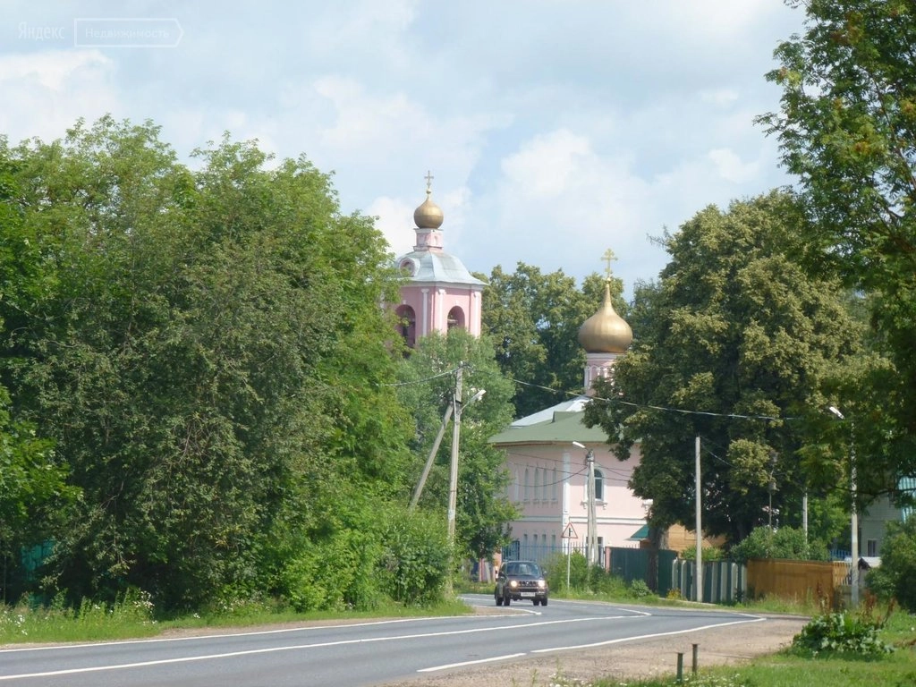 Храм Успения Пресвятой Богородицы на въезде в Шарапово