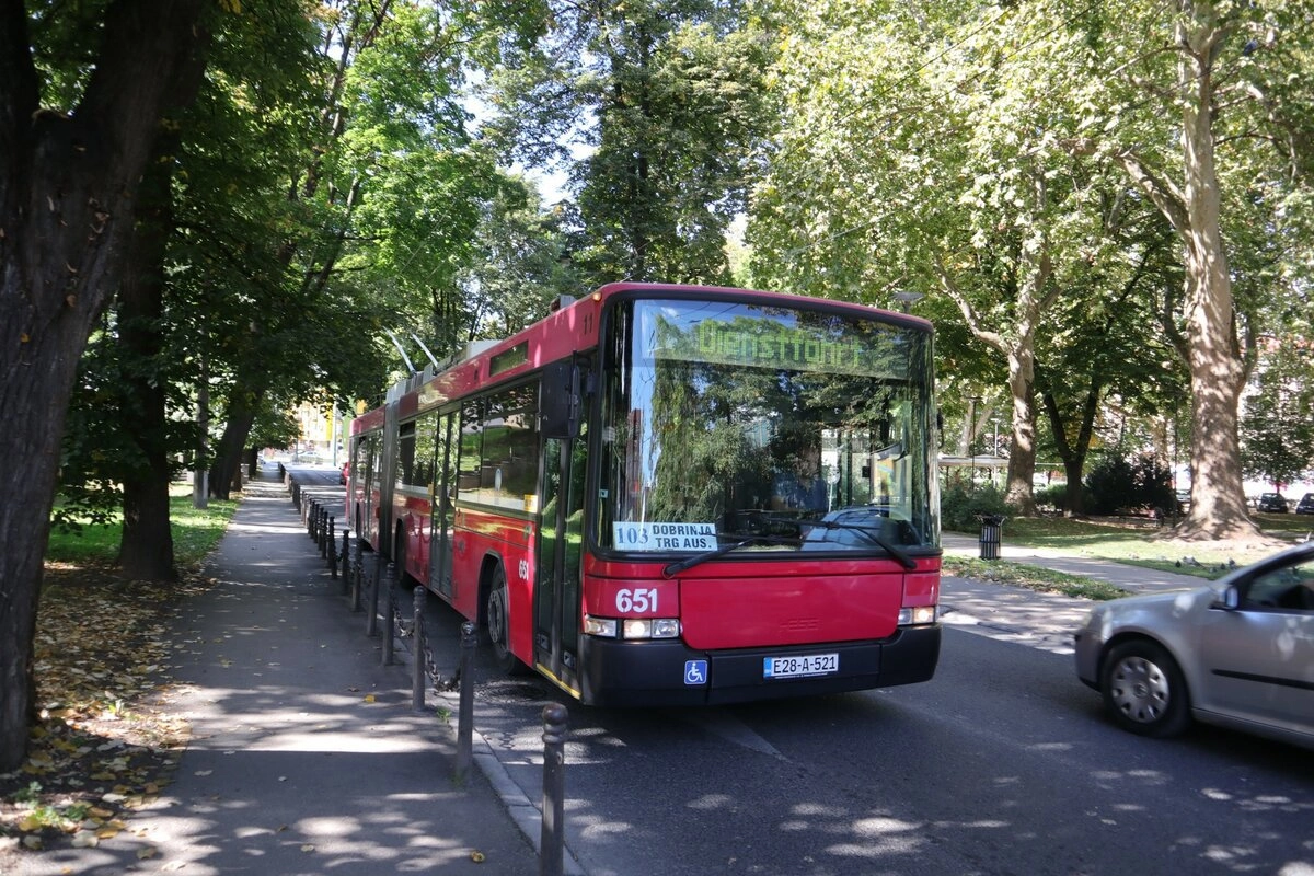 Вот этот троллейбус HESS ещё недавно бороздил улицы швейцарской столицы, а прибыл в боснийскую он всего за несколько месяцев до этого фото.