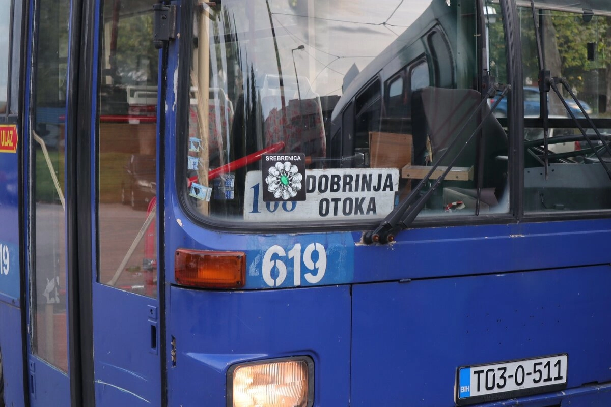 На некоторых троллейбусах наклейки с памятью о Сребренице - национальной трагедии боснийцев, произошедшей во время войны 1992-95 годов.