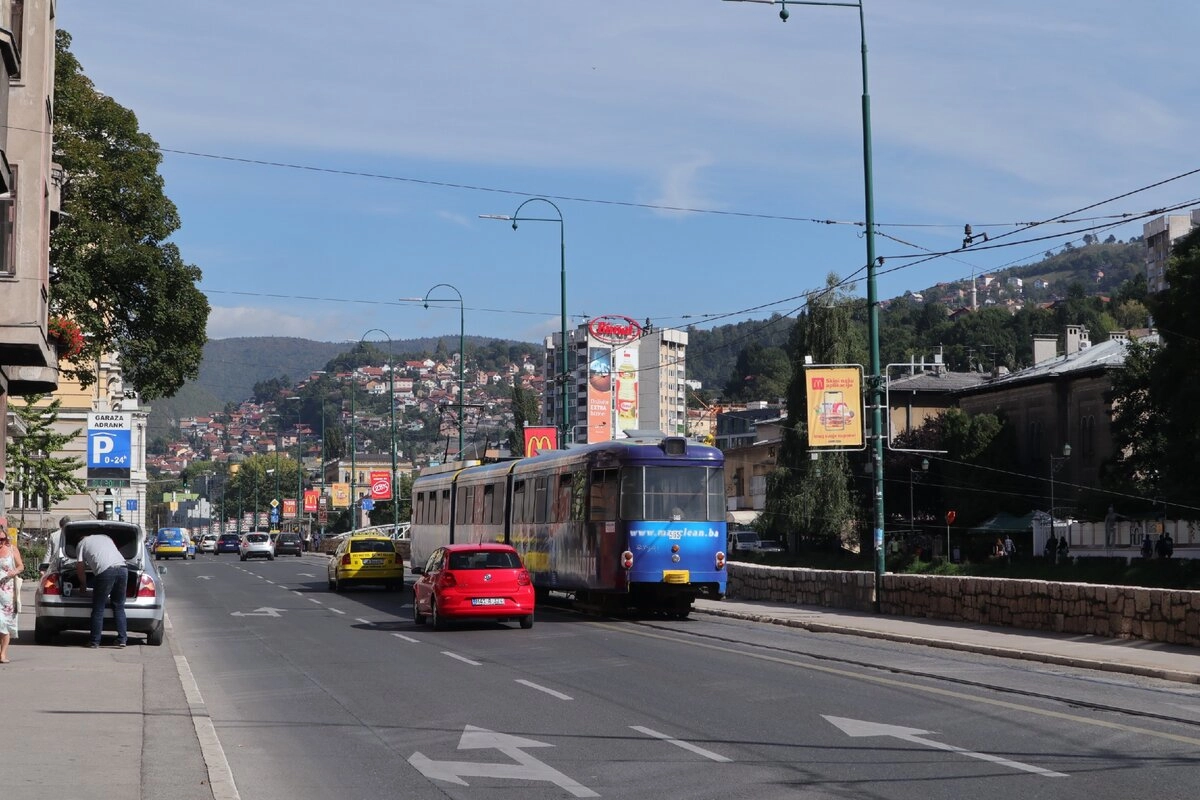 Но, конечно, в центре Сараево трамвайчики действительно бесподобно смотрятся.