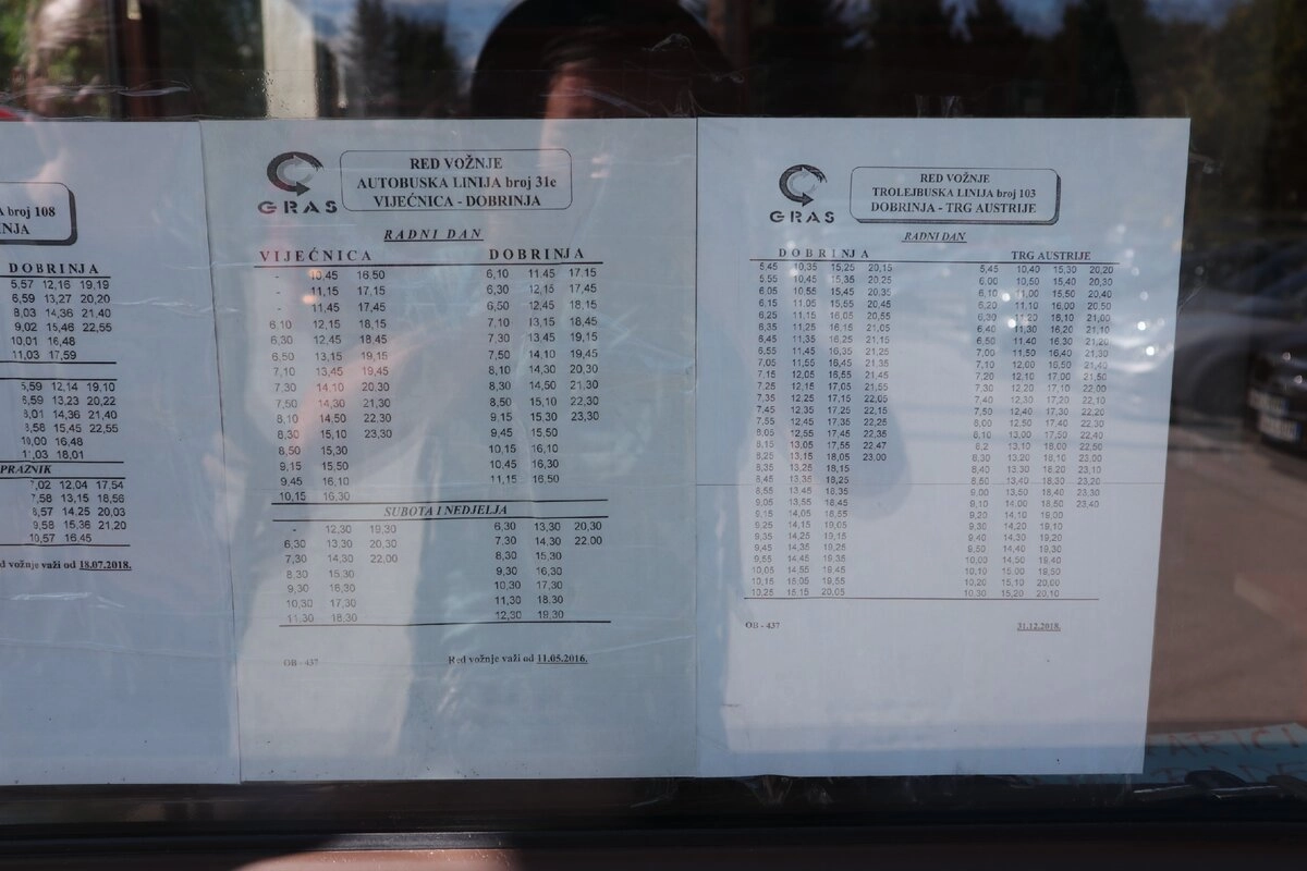 Расписания можно встретить только на крупных конечных, таких, как Добриня. Тут автобусы и троллейбусы.