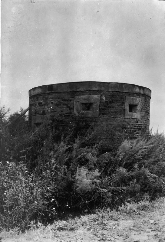 Недостроенные японские огневые точки на углах земляных валов в районе города Фуцзинь