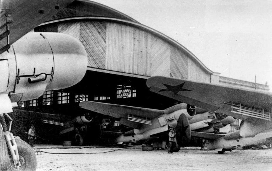 Бомбардировщики Ту-2 у ангара завода №166 в Омске, 1942 год superomsk.ru