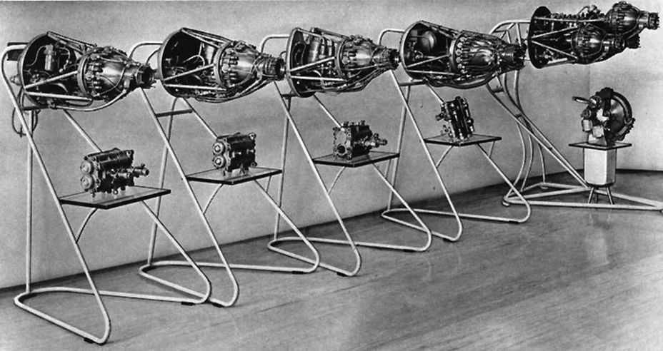 Семейство авиационных жидкостных ракетных двигателей: РД-1, РД-1ХЗ (две модификации), РД-2 и РД-3. Архивное фото из книги В.П. Глушко «Ракетные двигатели ГДЛ-ОКБ» (1975)