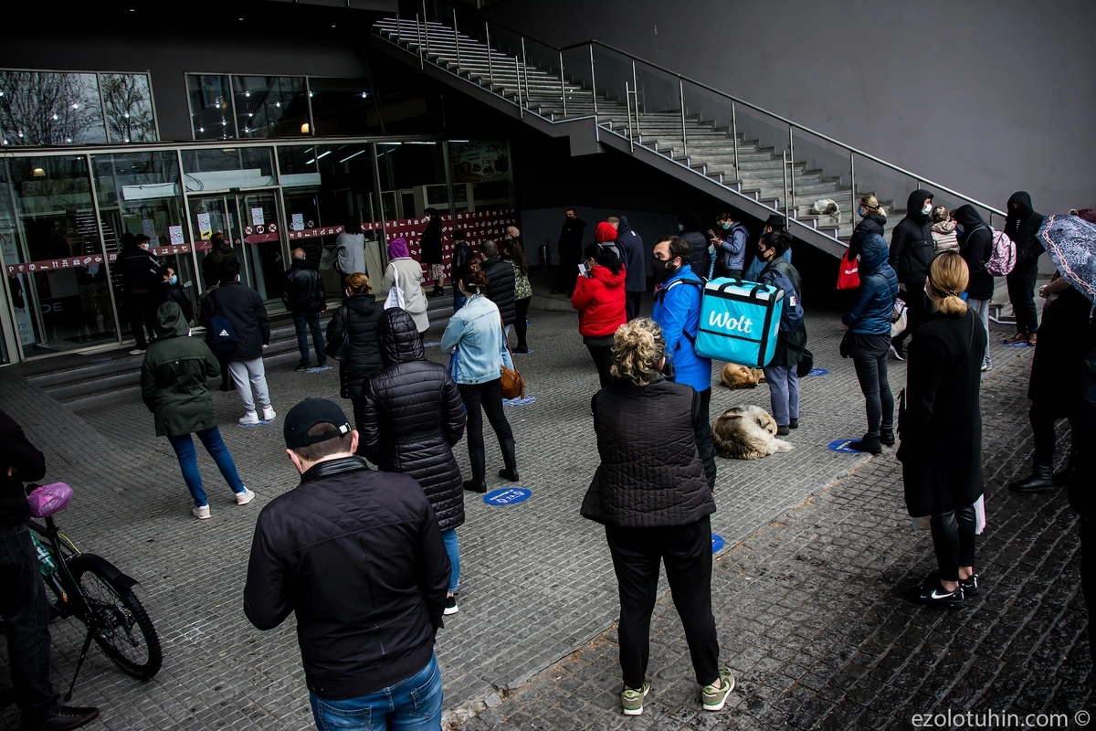 Очередь в магазин с соблюдение дистанции.