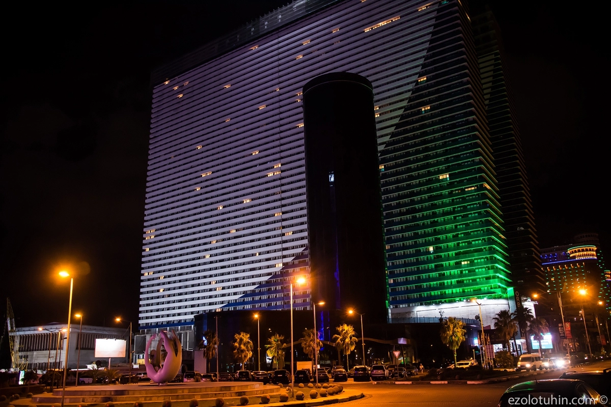 Самый модный и популярный в Батуми дом. Несколько тысяч апартаментов и 55 этажей. Июльский вечером свет горит лишь в паре десятков окон.