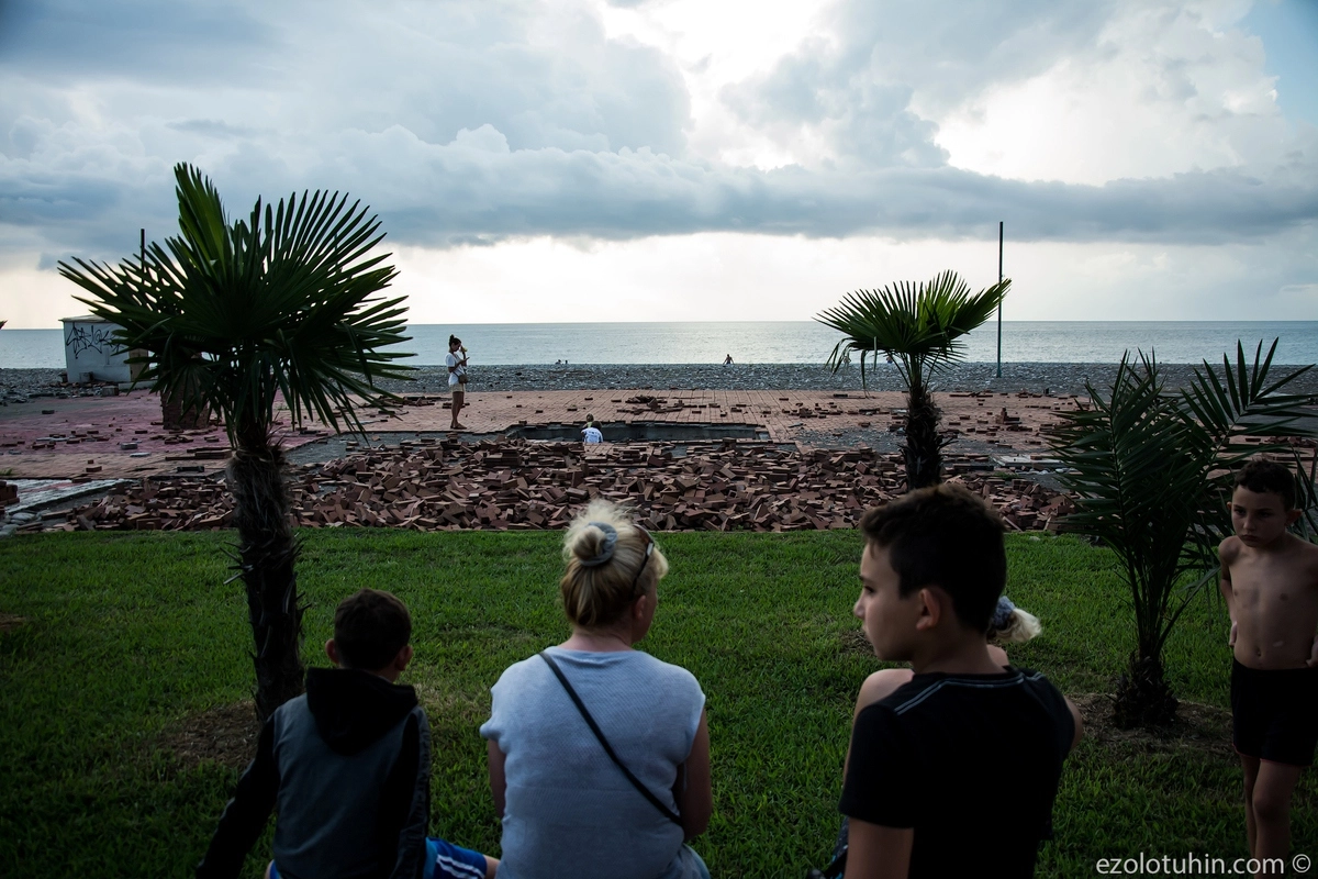 Раньше здесь был ресторан, который этим летом не открылся. Его владельцам повезло гораздо больше чем тем, кто решил все же открыться.