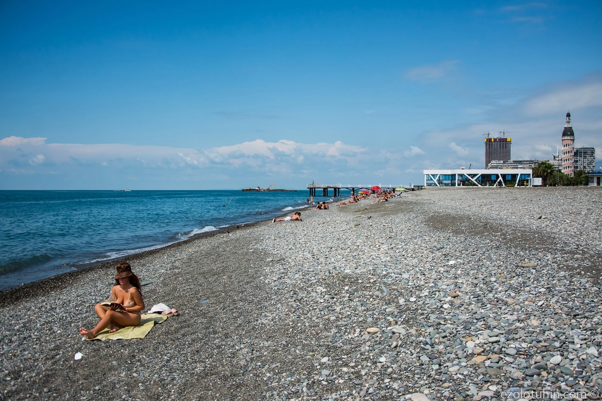 Типичная картина на батумском пляже в выходной день в разгар 