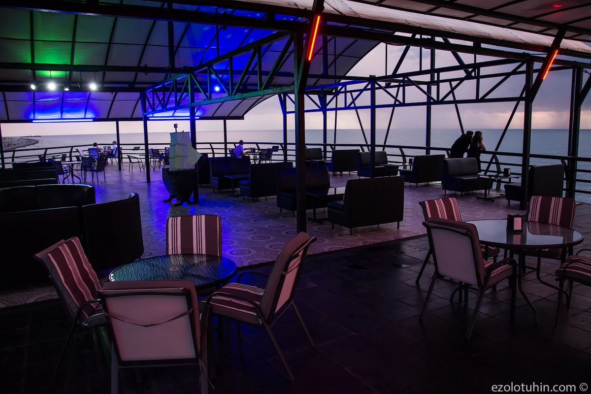 Летний вечер пятницы. Ресторан у моря в Батуми.