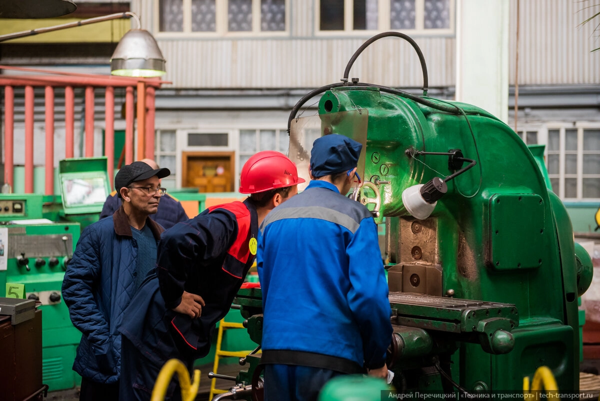 Детали, которые производят сотрудники завода, в будущем станут элементами локомотива