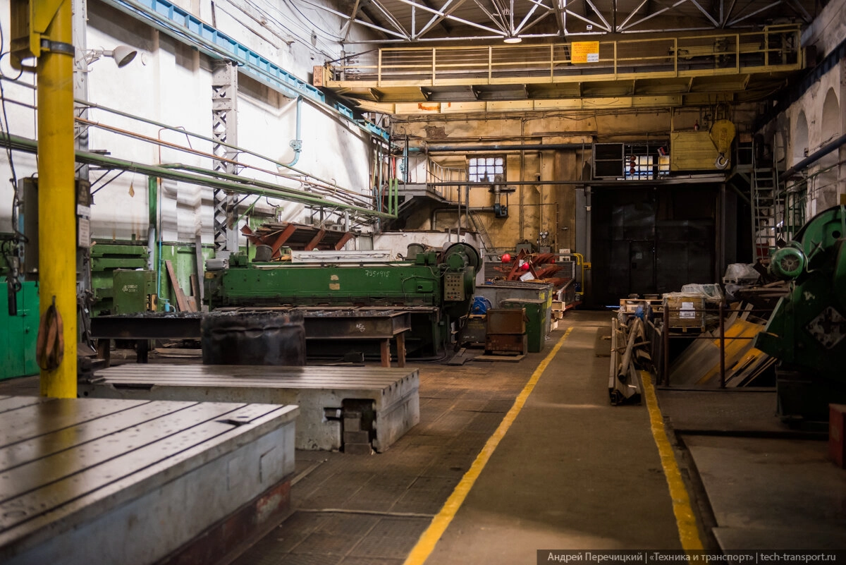 Я обожаю заводские цеха - готов гулять в них часами, особенно если они такие просторные, как здесь