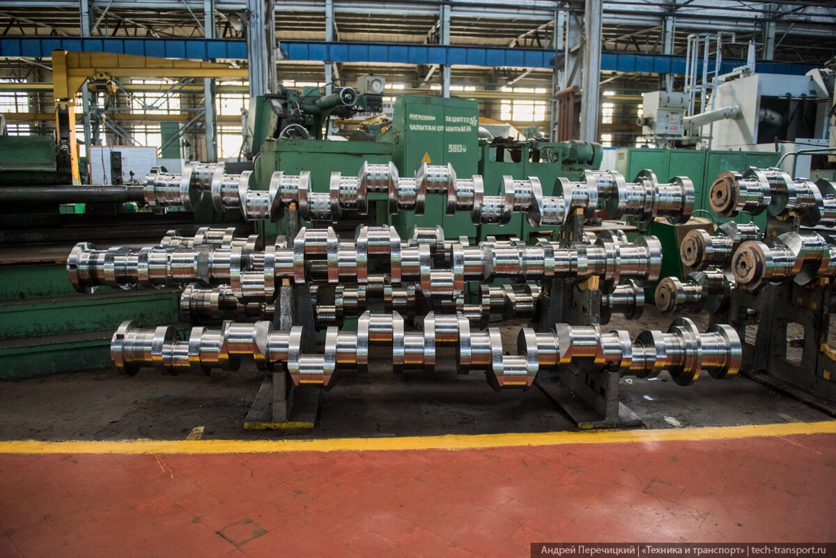 Это - коленчатые валы. Одна из важнейших частей будущего тепловоза