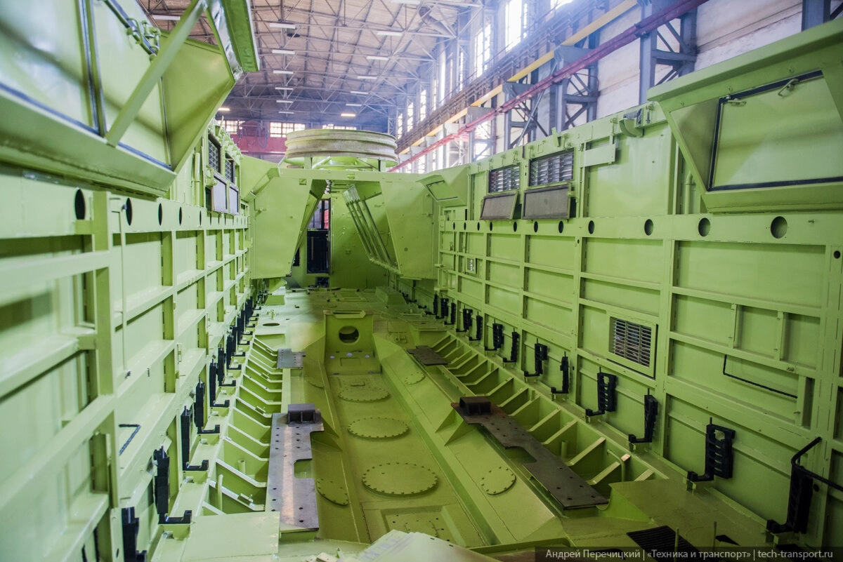 Безусловно, самое зрелищное - кузовной цех. Именно здесь куча материала превращается в то, что мы увидим в будущем на путях