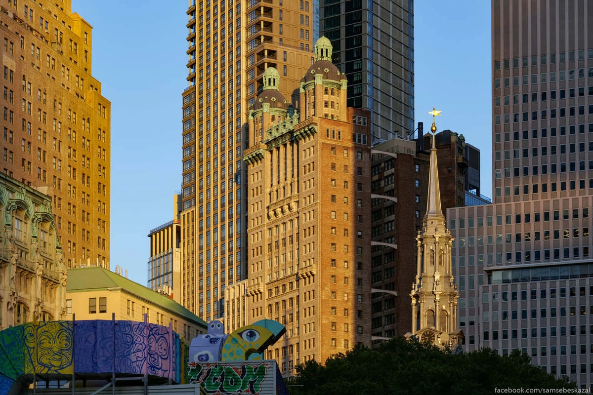 1. Здание с двумя башенками это 31-этажное Парк-Роу билдинг. С момента постройки в 1899 году по 1908 год было самым высоким зданием в мире. Сейчас Парк-Роу потерялось на фоне своих более высоких и современных соседей.