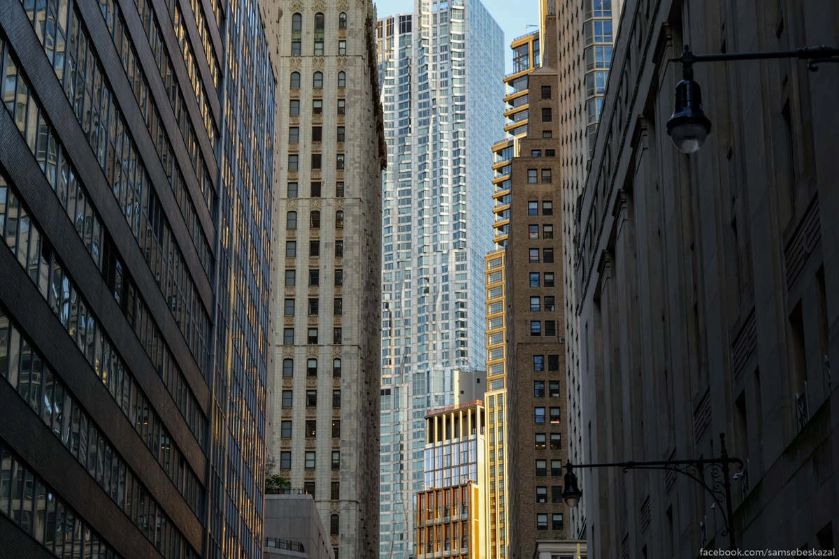 3. Узкие улочки Нижнего Манхэттена дают нам такие картинки. На фото Барклай-стрит с видом на жилой небоскреб 8 Спрус-стрит известный так же, как Нью-Йорк-бай-Гери (2011 год).