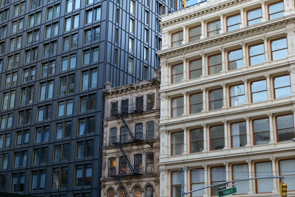 7. Здания на Бродвее. Пятиэтажный дом 1852 года постройки зажат между 19-этажным современны жилым зданием и 6-ти этажным Джеймс-Уайт-билдинг с чугунным фасадом, возведенным в 1882 году.
