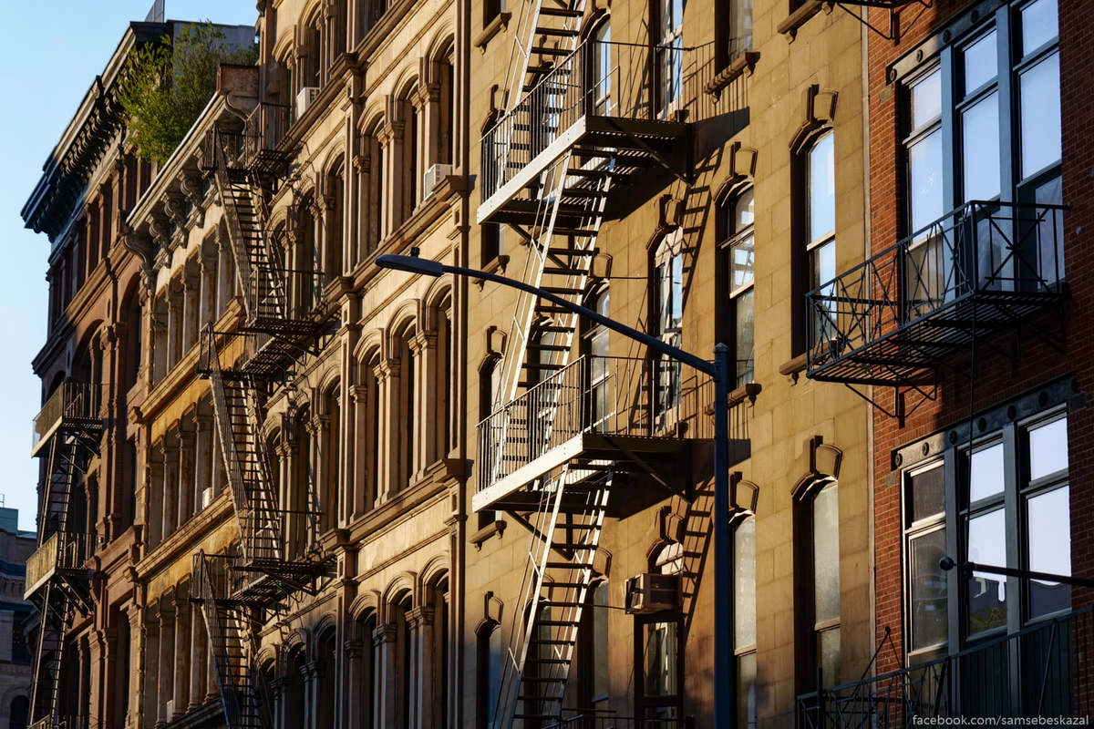 9. Старая застройка на Франклин-стрит (1860-е). Пожарные лестницы, как одна из самых узнаваемых частей нью-йоркского архитектурного стиля.