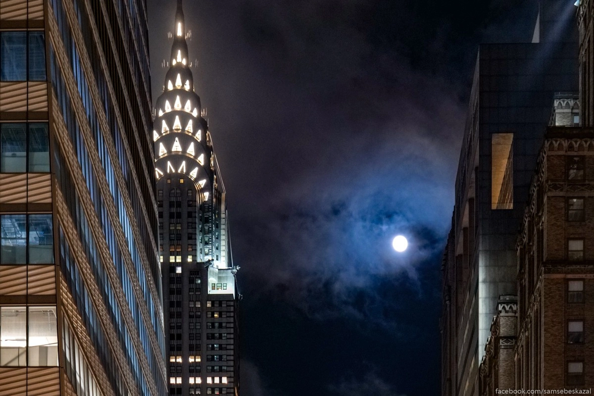 1. Крайслер-билдинг и полная луна. Где-то на фото точно присутствует Бэтмен, который стоит на вершине небоскреба и вглядывается в окружающий его Готэм.