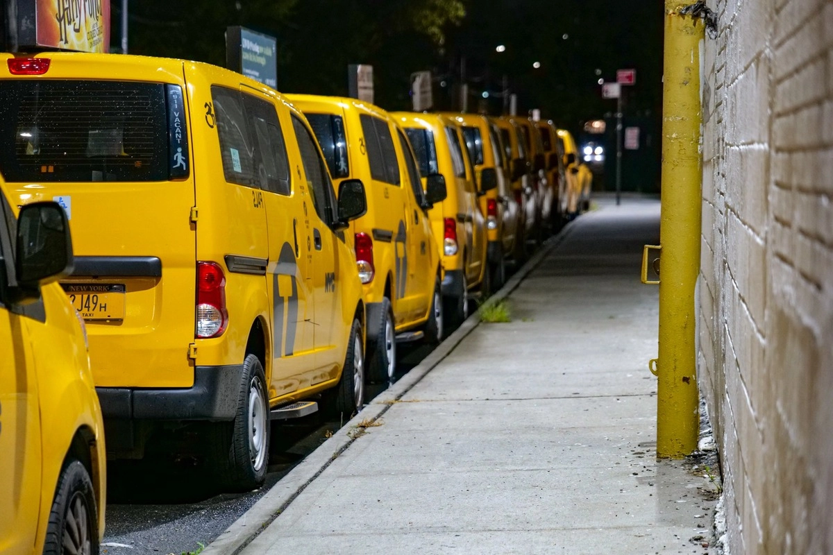16. Отстойник желтых такси в Гринпоинте, Бруклин.