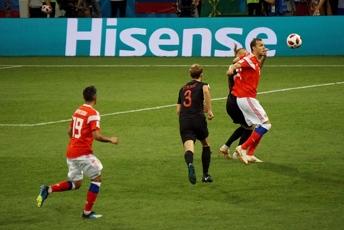 Дзюба на поле в составе сборной России Дзюба на поле в составе сборной России