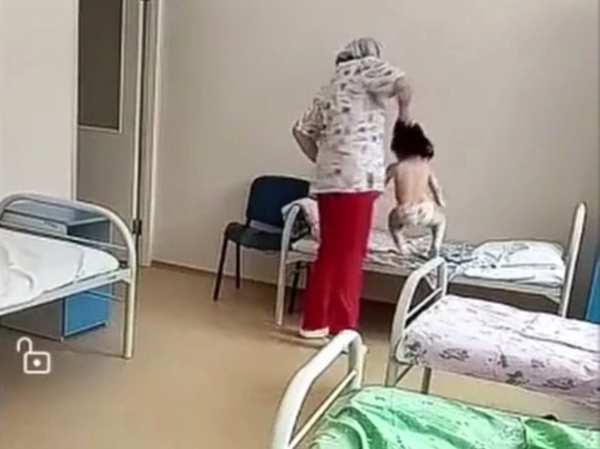 Пациента везут на каталке. Операция в больнице на каталке. Врач и пациент. Везут на каталке в операционную. Тащат в больницу.