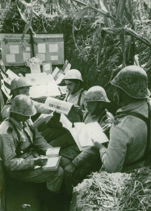 Политинформация в окопах перед учебной атакой