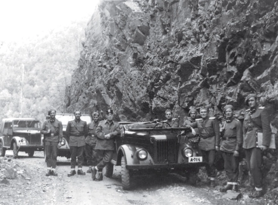 Первый министр обороны социалистической Румынии генерал Эмиль Боднэраш (на фото в центре) во время оперативной поездки в горнопехотные части. По анкетным данным &mdash; украинец (сын украинца и немки). Окончил артиллерийское училище королевской армии, а затем бежал в СССР, где состоял в аппарате Коминтерна и НКВД. Сыграл ключевую роль в карьере многолетнего лидера Румынии Николае Чаушеску и оставался его ближайшим другом и советником до своей смерти в 1976 году