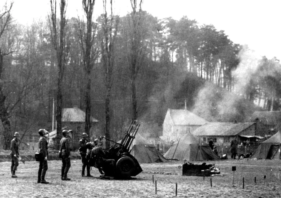 Румынские зенитчики на учении в условиях применения «противником» оружия массового поражения