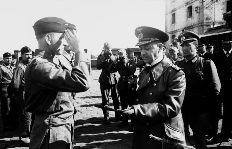 Гросс-адмирал Редер награждает командира U 99 Отто Кречмера Рыцарским крестом. Лориан, 8 августа 1940 года. 