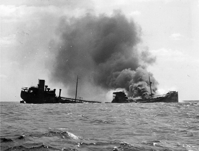 Горящий американский танкер «Ар. Пи. Ресор», торпедированный U 578 в конце февраля 1942 года у побережья США. Это фото может наглядно передать, что происходило с танкером «Инвершеннон» утром 21 сентября 1940 года.