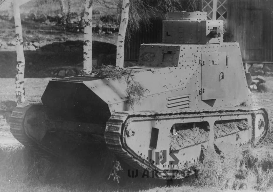 На LK-II имелась и командирская башенка, и смотровые щели, часть которых закрывалась крышками. После окончания Первой мировой войны всё это как будто проигнорировали