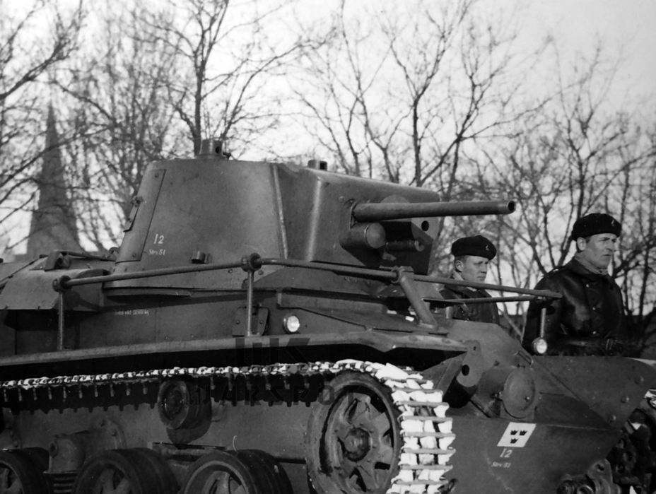 Немецкие предвоенные идеи по танковой оптике подхватили в Швеции. На Strv m/31 и ряде других шведских танков, которые создавались, по сути, с немецким участием, можно видеть те же наработки