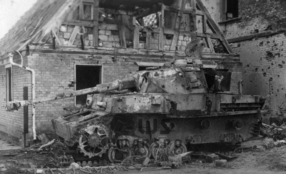 Ситуация со смотровыми приборами на Pz.Kpfw.IV к 1944 году. Кроме командирской башенки, никаких других приборов для обзора по сторонам не было, а бортовые люки обычно прикрывались экранами