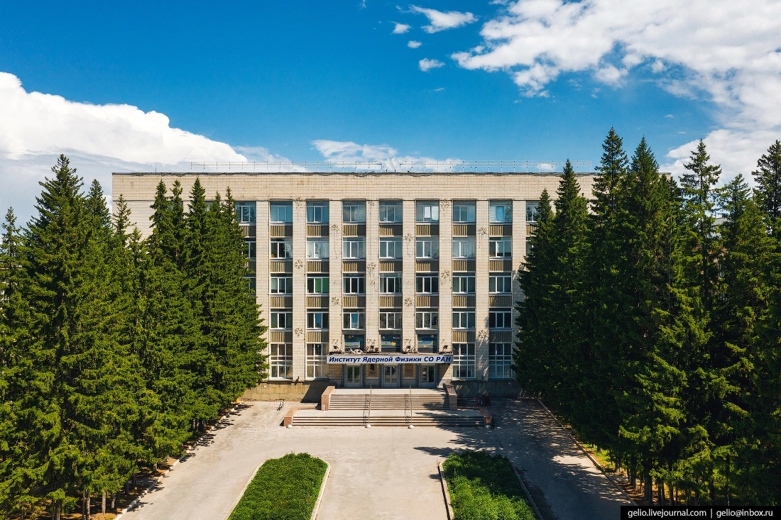 7. ИЯФ (Институт ядерной физики) — крупнейший институт Российской академии наук. Он был основан в 1958 году на базе руководимой Г.И.Будкером Лаборатории новых методов ускорения Института атомной энергии, возглавляемого И. В. Курчатовым. Сегодня в Институте ядерной физики работают 3 тысячи учёных по четырём направлениям — физика высоких энергий, физика ускорителей заряженных частиц, физика плазмы и термоядерного синтеза и синхротронное излучение.
