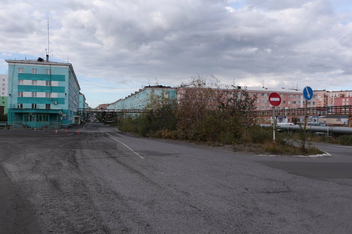Первая характерная черта крайнесеверных городов - огромные пустые пространства. Нет смысла занимать их газонами, детскими площадками или ещё чем-то - большую часть времени оно под снегом. Поэтому редкие 3 месяца оно выглядит довольно мрачно.