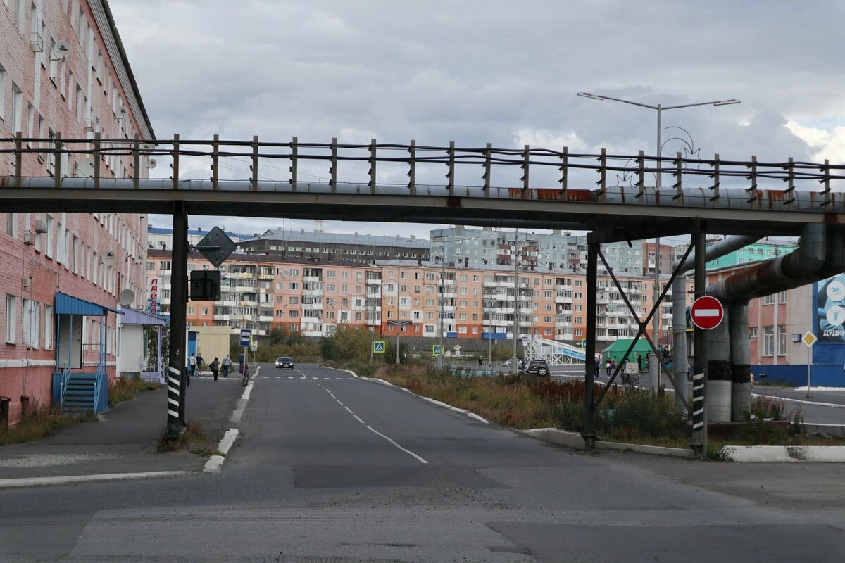 Вторая отличительная черта - идущие поверху водонапорные трубы и теплотрассы. Под землю их не спрячешь - вечная мерзлота. Или спрячешь (в Норильске этот вопрос решили), но это обойдётся в круглую сумму. Проще пустить по двору.