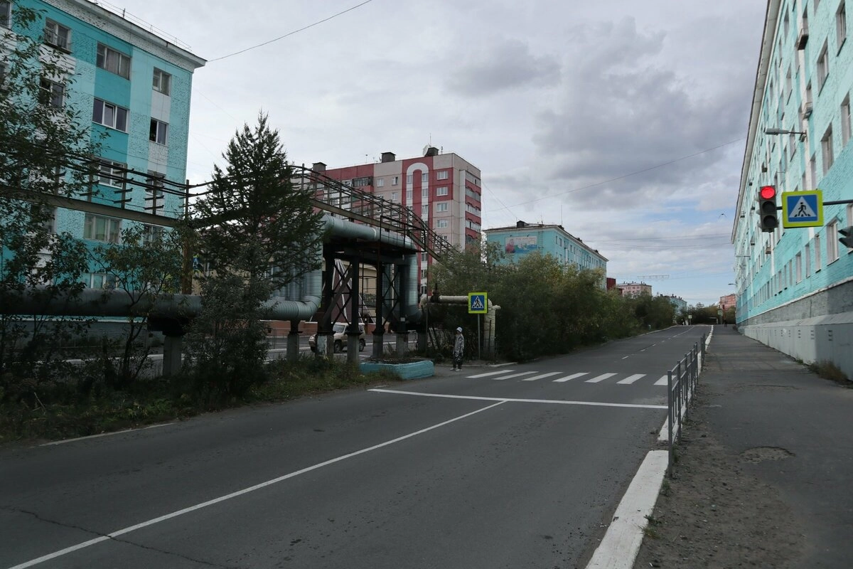 Поэтому дудинские улицы выглядят так, как квартиры без ремонта с оголёнными трубами и проводами. А что делать - таковы реалии местности.