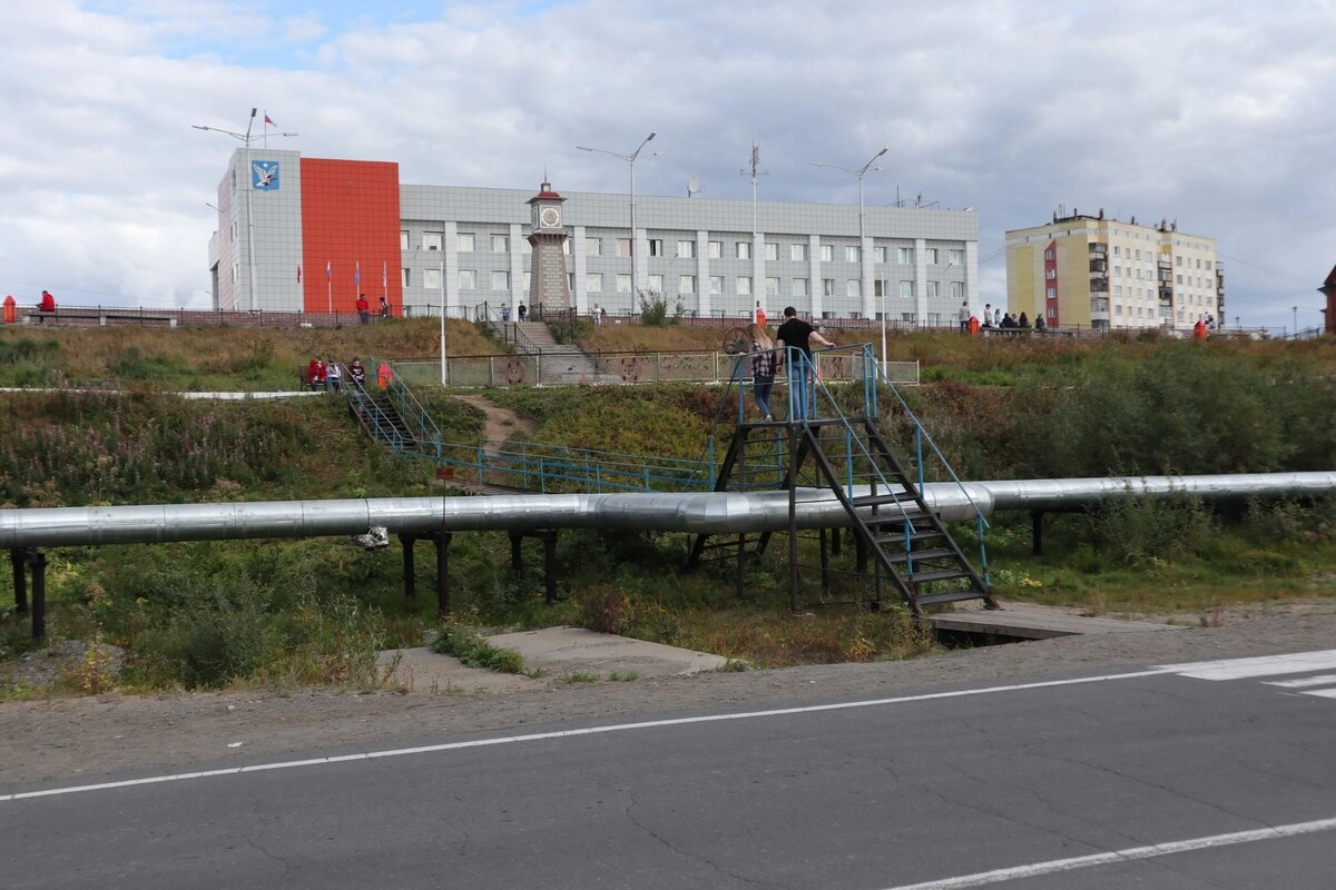 Труб в Дудинке повсюду очень много, поскольку нужно много тепла. Местами это привносит особенности в безбарьерность городской среды.