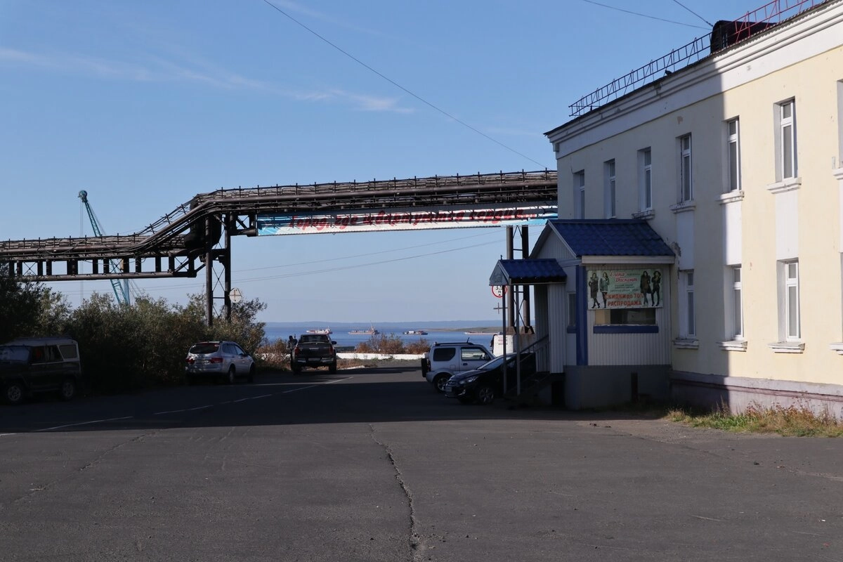 Третья характерная черта - романтические плакаты и лозунги. Часть из них сохранилась с советских лет, а часть - уже современные. Тут надо понимать настрой горожан. На севера всегда ехали романтики и искатели чего-то неизведанного интересного. Люди с неавантюрным складом, если сюда и приезжали, то долго не задерживались. Поэтому, дудинцы - люди с душой, отражают её и на стенах домов или даже на вышеупомянутых коммуникациях.