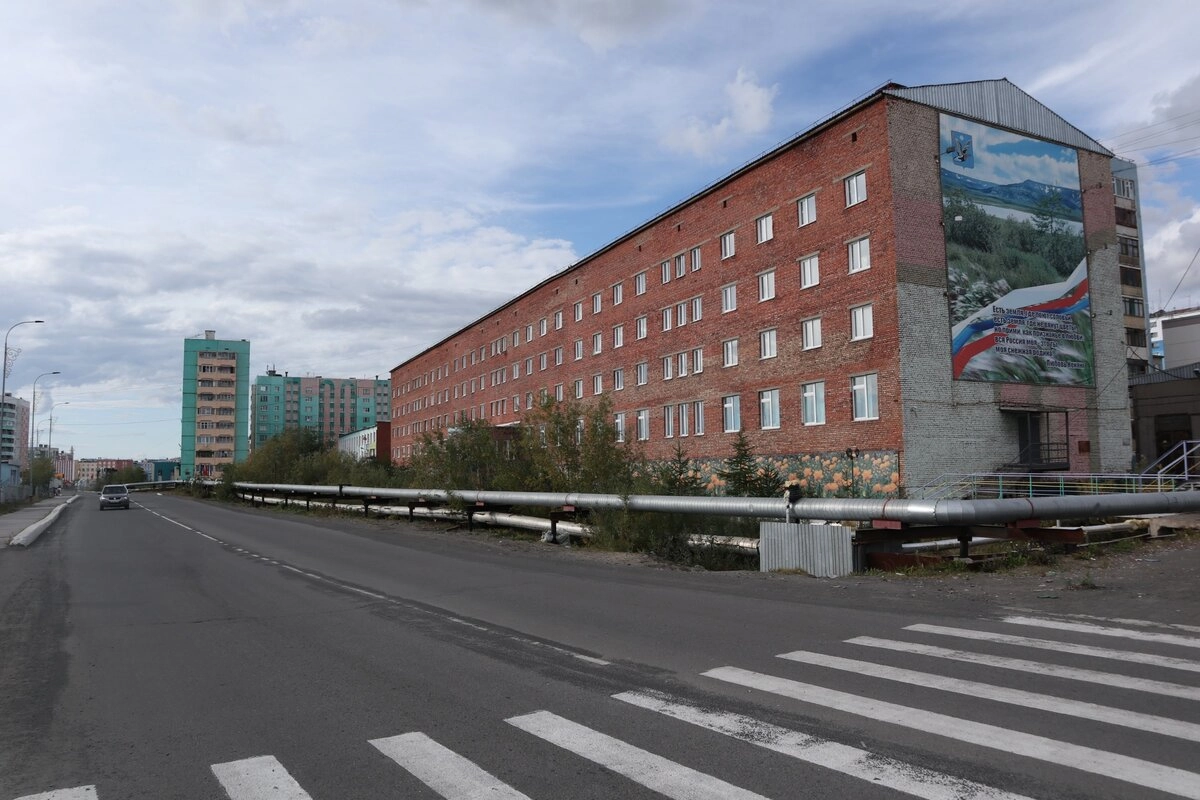 Можно также оформить фасады домов изречениями местных поэтов или цитатами Путина.