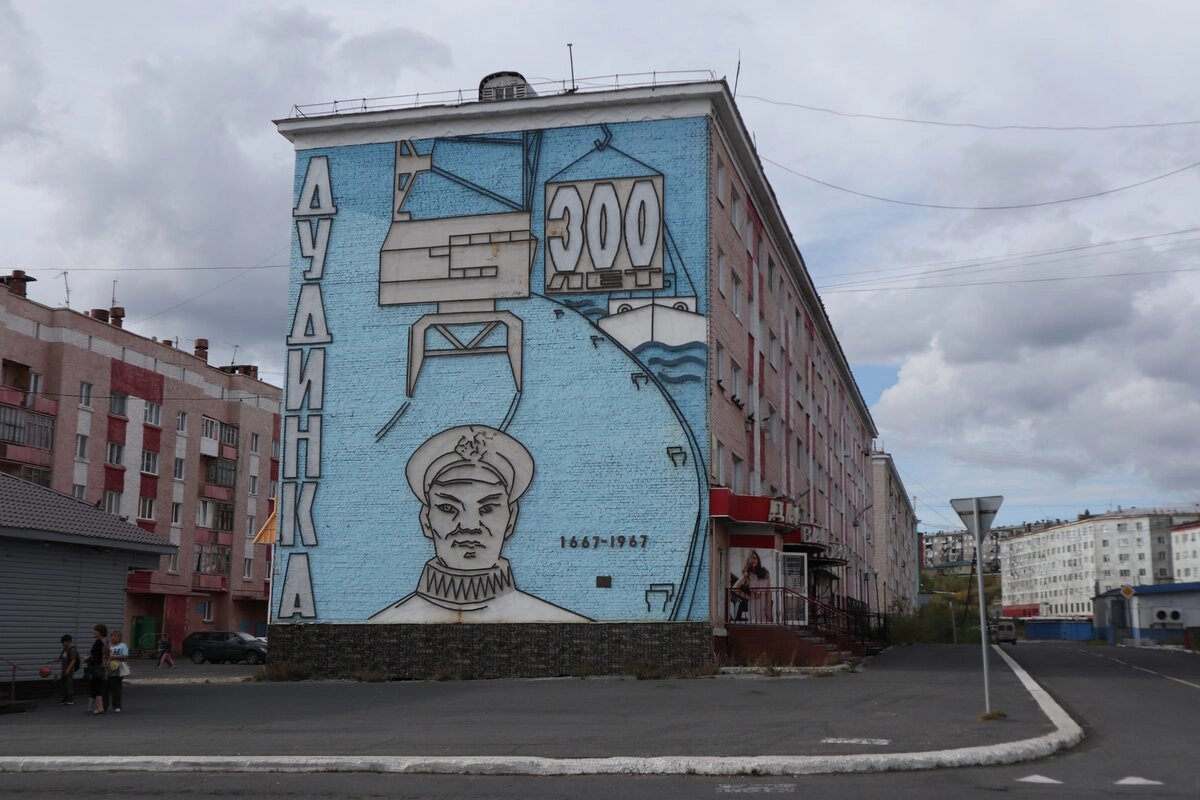 А в советское время делали даже не муралы, а целые скульптурные композиции.