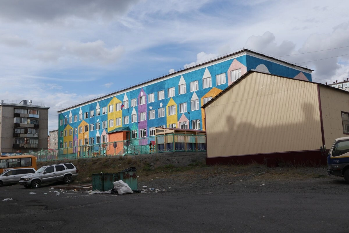 Особенно необычны детские сады. Впрочем, всему этому творчеству уже не один десяток лет.