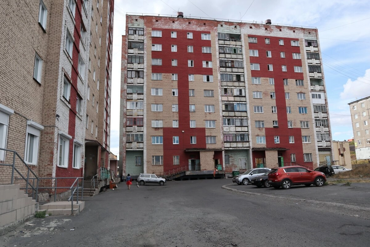 Пятая характерная черта - дома на сваях. В вечную мерзлоту не зальёшь бетон, поэтому всех их приходится приподнимать от уровня земли. В Дудинке и Норильске обычно срам прикрывают, а вот в Якутске, вроде как, прямо все эти сваи и видны.