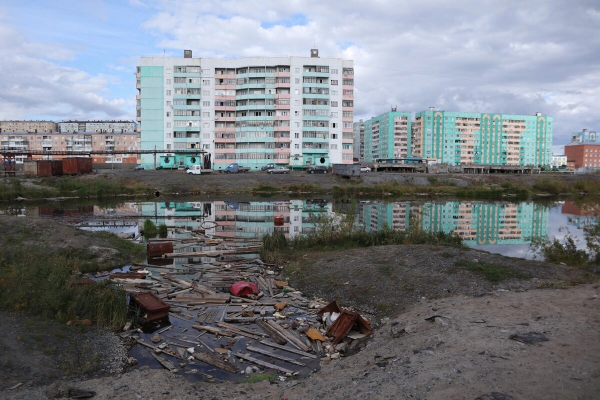 Конечно, в целом, тут довольно грустно и депрессивно. Многие мечтают уехать, перебраться в тёплые края.