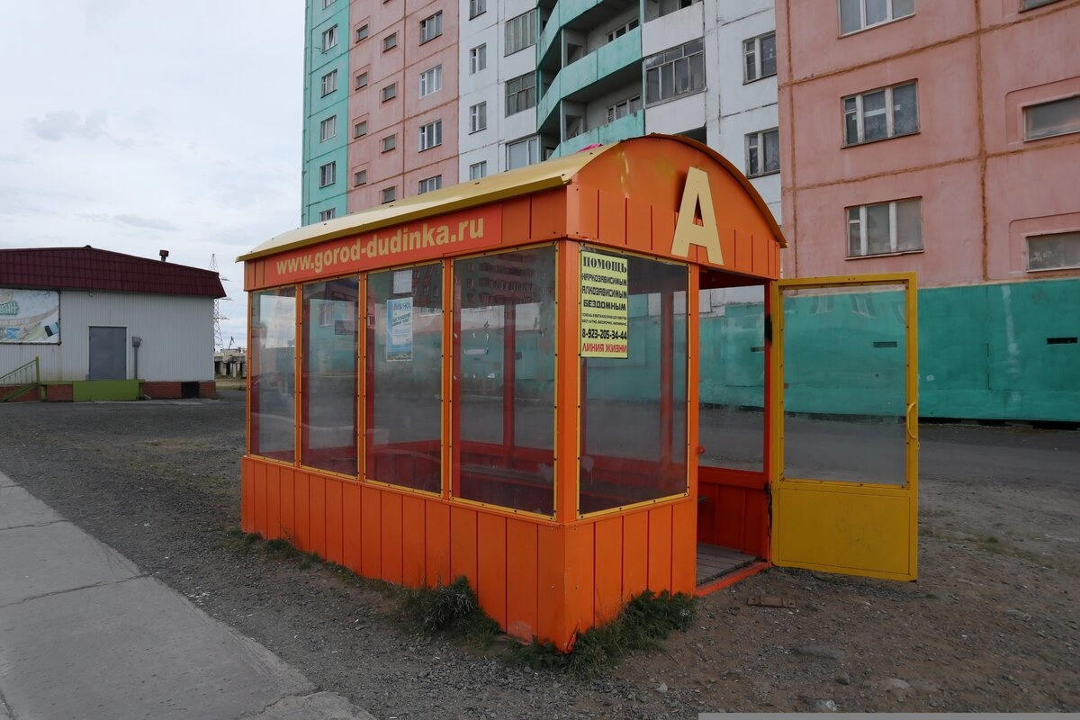 Зато в Дудинке популярны вот такие закрытые остановки. Хотя зимой в них все равно должно быть холодно.