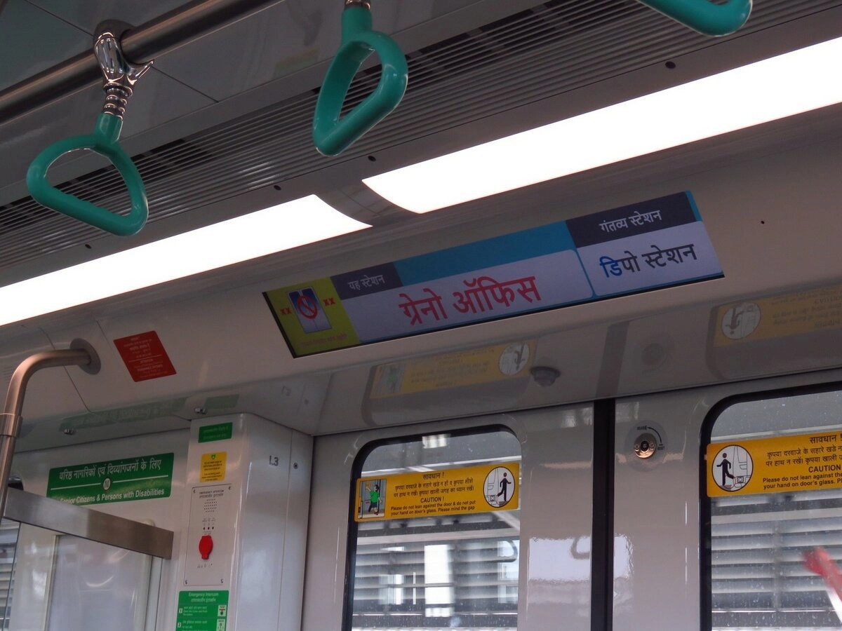 Табло показывают названия станций на хинди и английском.