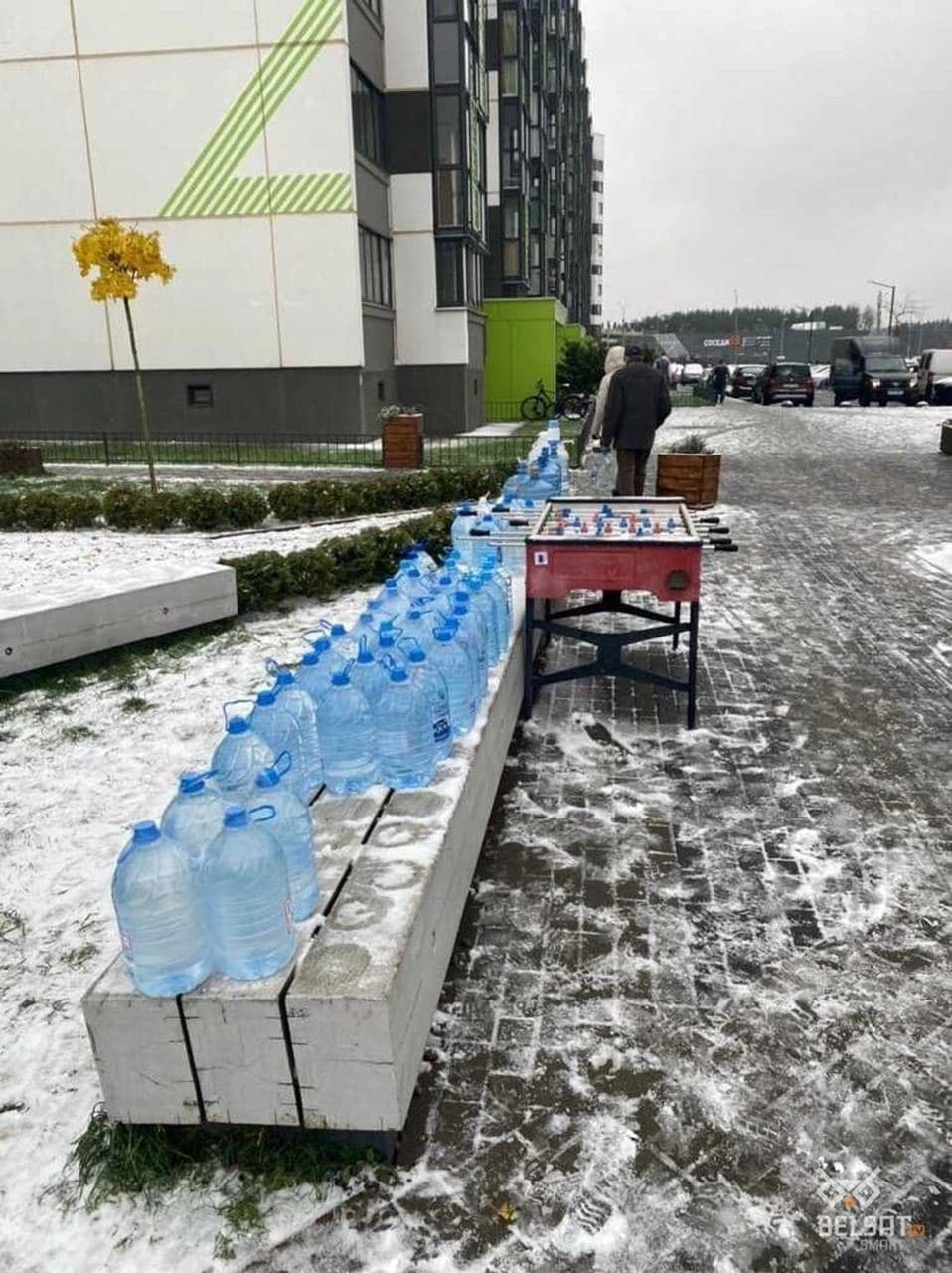 Воду жители района теперь получают из таких бутылок, которые им подвозят со всего Минска