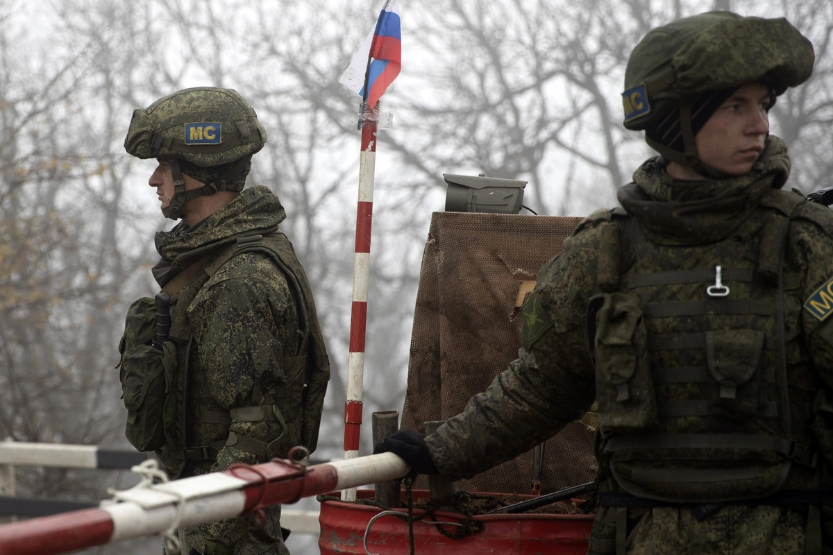 Российские миротворцы на посту миротворцев и азербайджанской армии недалеко от Шуши © Станислав Красильников/ТАСС