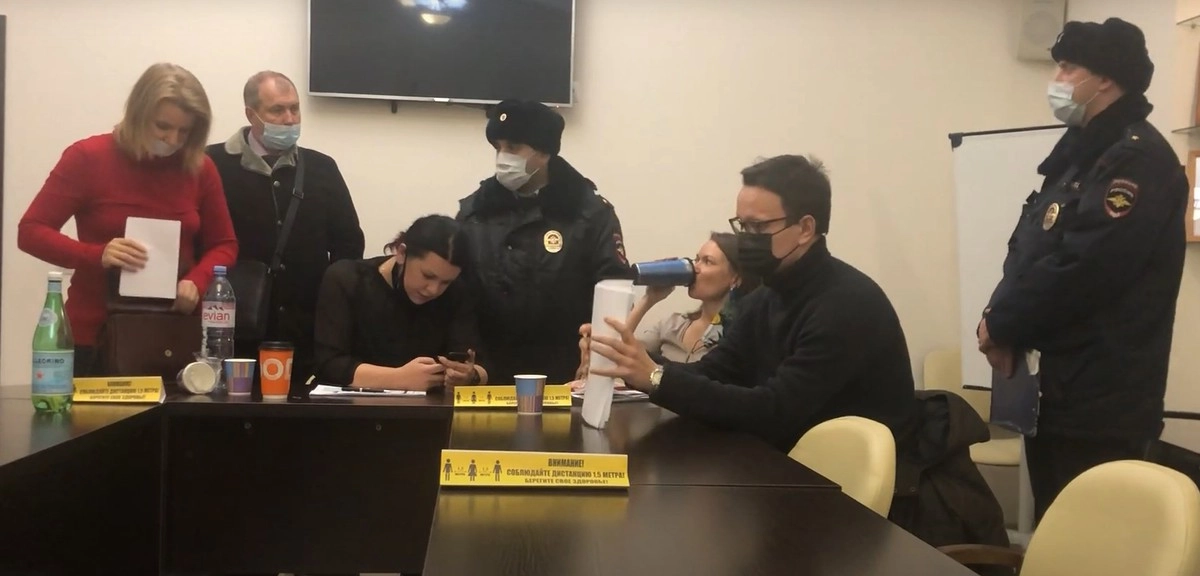 Визит полиции на заседание муниципального совета Визит полиции на заседание муниципального совета