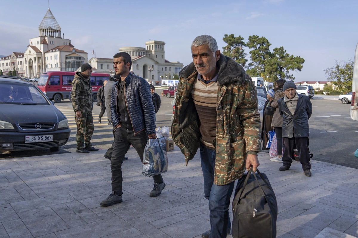 Группы беженцев в Степанакерте.